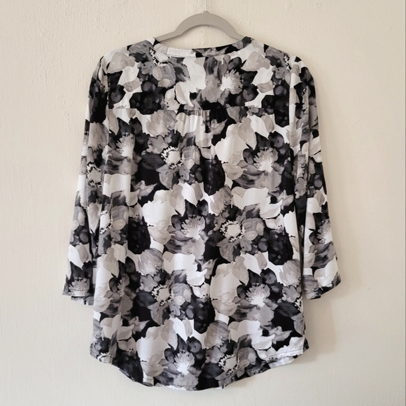 Liz Claiborne Women's White and Black Workwear Blouse Size Medium - Picture 3 of 6